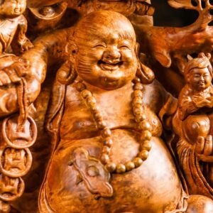 Di Lặc cửu tiểu vác đào gỗ nu hương.