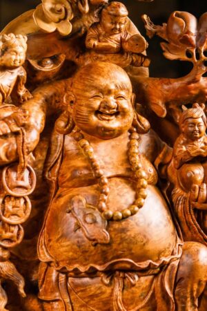 Di Lặc cửu tiểu vác đào gỗ nu hương.