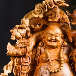 Di Lặc cửu tiểu vác đào gỗ nu hương.