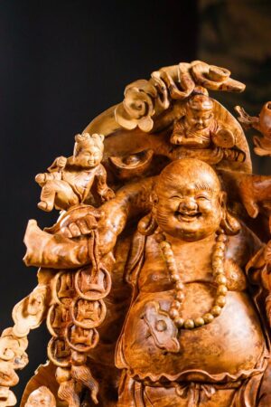 Di Lặc cửu tiểu vác đào gỗ nu hương.
