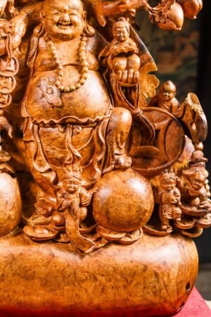 Di Lặc cửu tiểu vác đào gỗ nu hương.