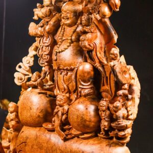 Di Lặc cửu tiểu vác đào gỗ nu hương.