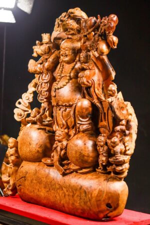 Di Lặc cửu tiểu vác đào gỗ nu hương.