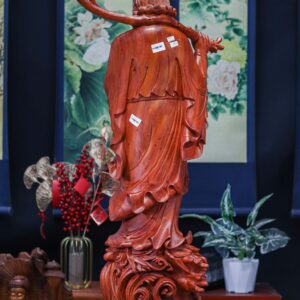 Đạt ma gỗ hương dáng đứng