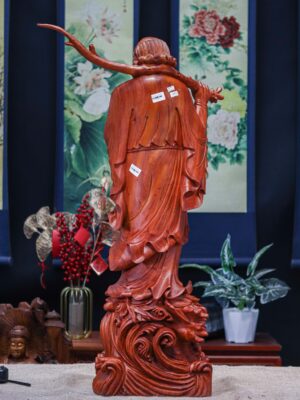 Đạt ma gỗ hương dáng đứng