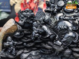 Di lặc ngồi gốc tùng gỗ mun
