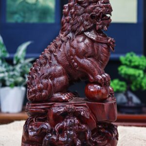 Lân sư gỗ tử đàn