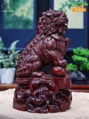 Lân sư gỗ tử đàn