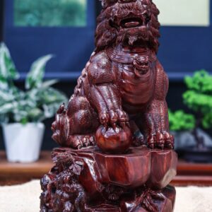 Lân sư gỗ tử đàn