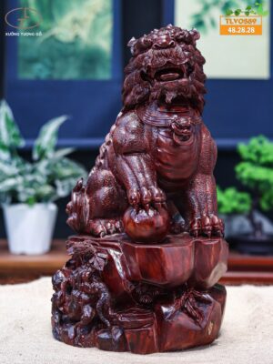 Lân sư gỗ tử đàn