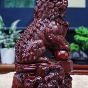Lân sư gỗ tử đàn