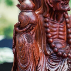 Tế công cầm bình rượu tử đàn