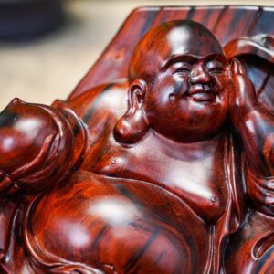 Di lạc dáng nằm gỗ trắc