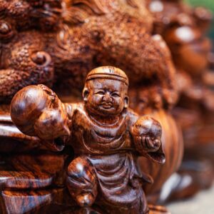Di lạc đứng gỗ sưa