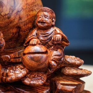 Di lạc đứng gỗ sưa