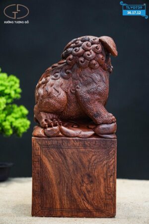 Lân sư gỗ hương