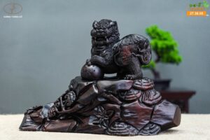 Lân sư vườn ngọc gỗ trắc