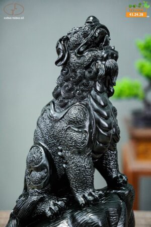 lân sư gỗ mun