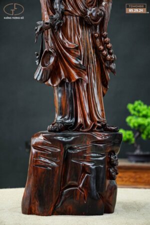Đạt ma đứng gỗ trắc