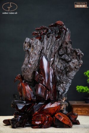 di lặc đứng gốc tùng